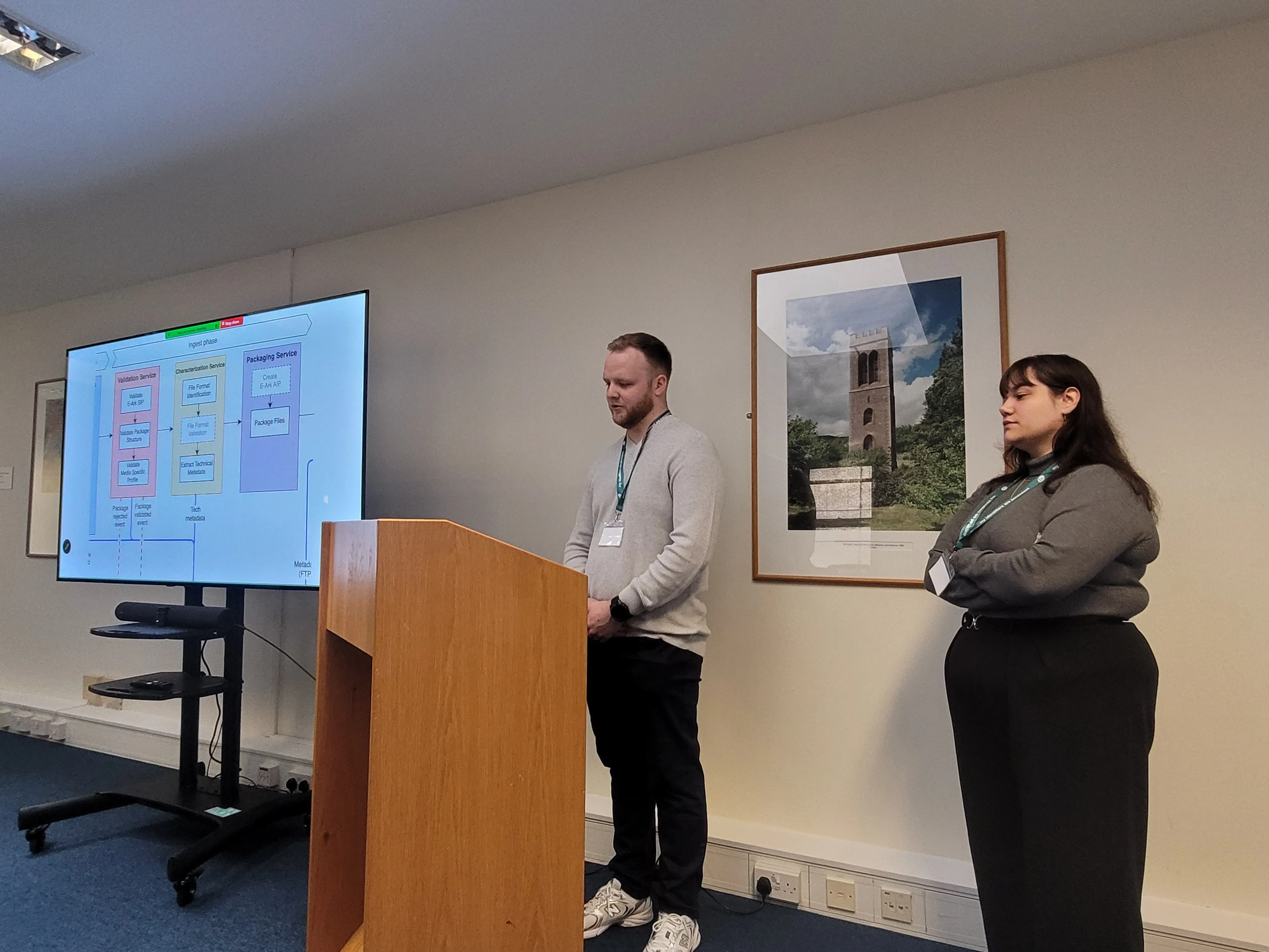 Johannes og Sandra sharing their presentation